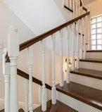 Escalier bois foncé et blanc