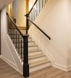 Escalier design éclectique avec miroir doré sur le palier