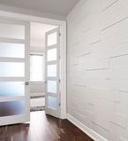 Couloir avec cadrage de porte, plinthes et traitement de mur