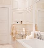 Salle de bain avec panneaux muraux et moulures blanches