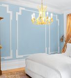 Chambre à coucher avec mur et moulures bleus
