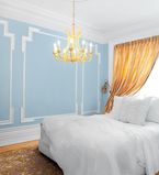 Chambre à coucher avec mur bleu et moulure blanche